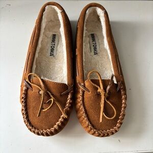 Minnetonka Tan Cinamon Suede Moccasins with Soft Lining size 8 Slippers